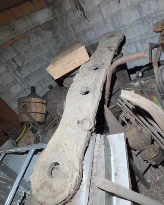 antico giogo per animali da tiro in legno scolpito