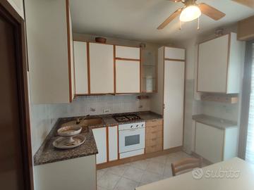 Cucina angolare completa di tutti gli elettrodomes