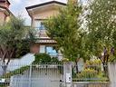 villa-a-schiera-di-testa-con-giardino