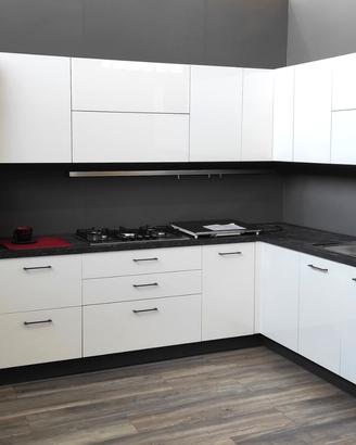 Cucina nuova adattabile con elettrodomestici