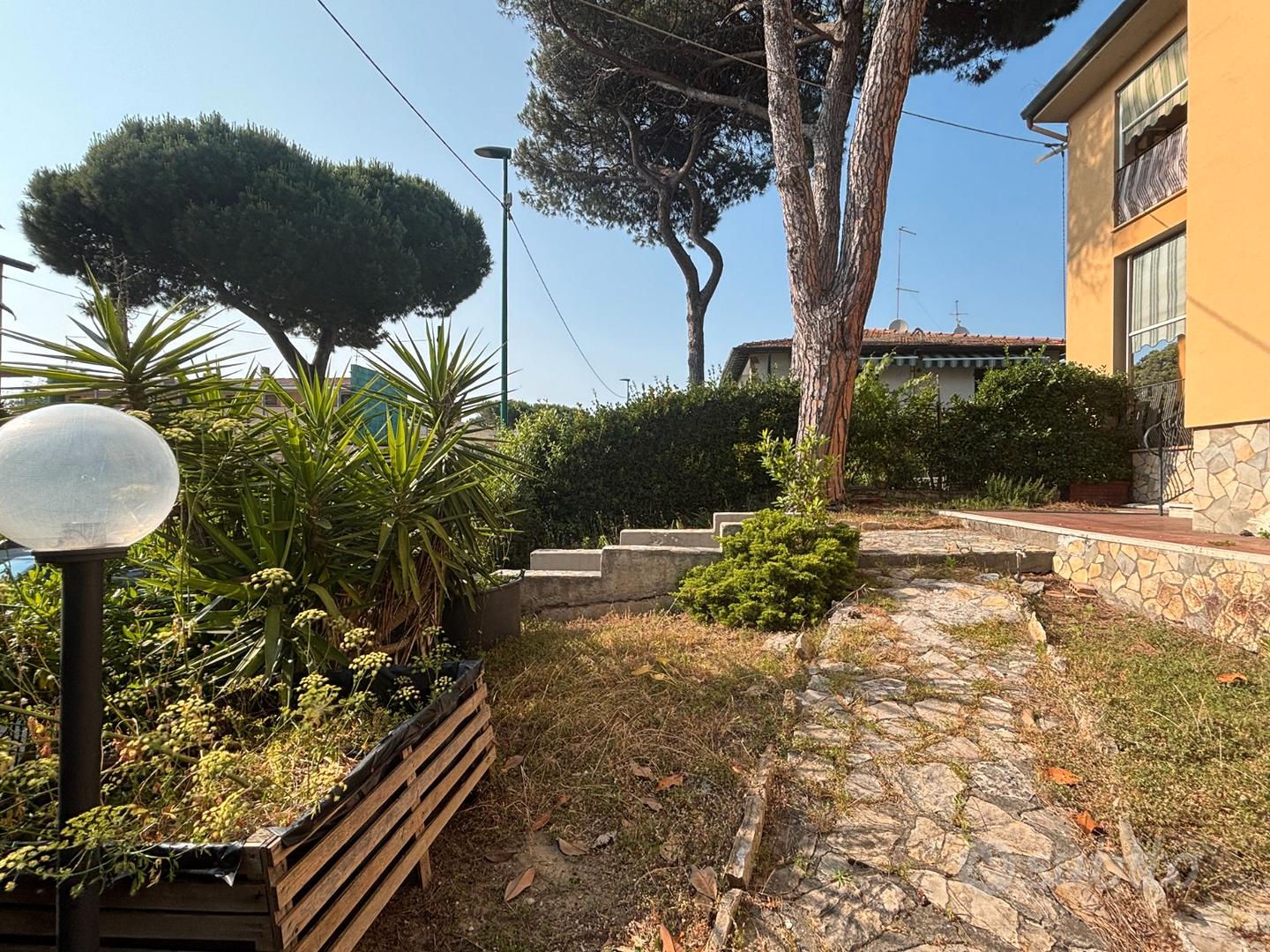 Tirrenia appartamento con giardino