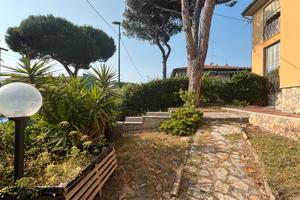 Tirrenia appartamento con giardino