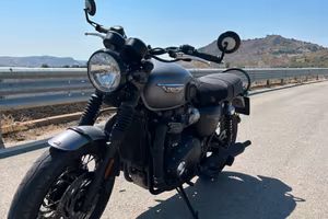Triumph bonneville t120 black