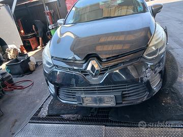 Renault clio anno 2013  Solo x ricambi 