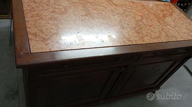 Credenza con ripiano in marmo rosso di Verona.