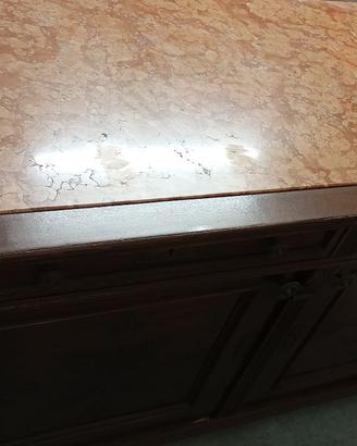 Credenza con ripiano in marmo rosso di Verona.