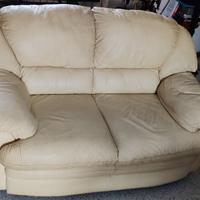 Due divani beige in pelle ( divano-letto)