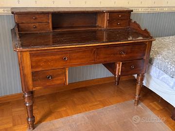 Scrivania in legno scuro con alzatine
