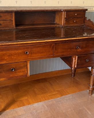 Scrivania in legno scuro con alzatine