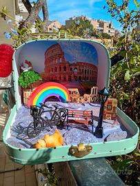 Piccola valigia con diorama di Roma.