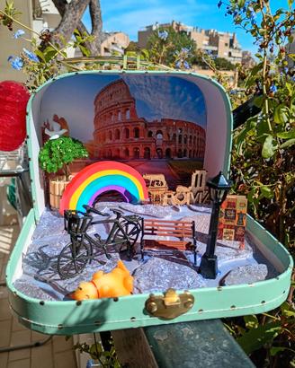 Piccola valigia con diorama di Roma.