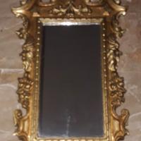 Specchio con cornice dorata