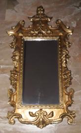Specchio con cornice dorata