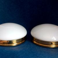 Coppia di piccole plafoniere in vetro opalino.