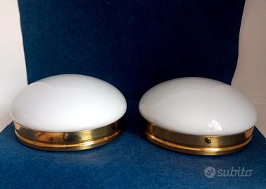 Coppia di piccole plafoniere in vetro opalino.
