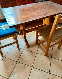 Tavolo in  pino massello e 3 sedie