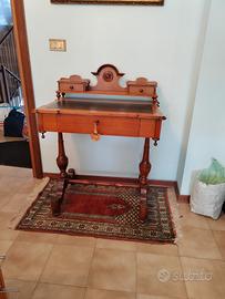 Piccolo scrittoio in legno 