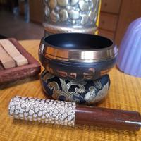 Campana tibetana in set meditazione.