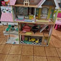 Casa delle bambole in legno