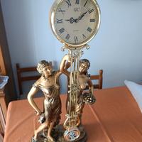 Orologio a pendolo con statue vintage