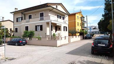 Villa di 250 m² con più di 5 locali a Foligno