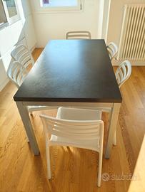 TAVOLO ALLUNGABILE CON SEDIE