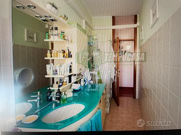 Mobile bagno ben conservato. Top in cristallo