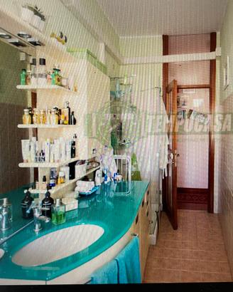 Mobile bagno ben conservato. Top in cristallo
