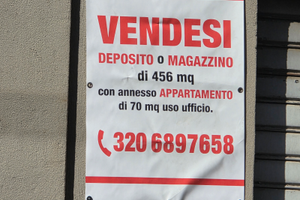 Locale commerciale soppalcabile più appartamento