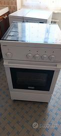 Cucina  a gas DeLonghi bianca: 4 fuochi, forno