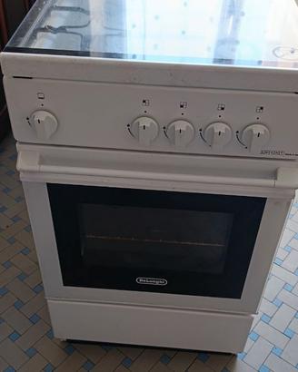 Cucina  a gas DeLonghi bianca: 4 fuochi, forno