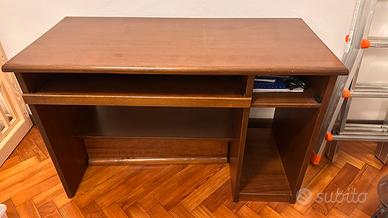 Scrivania in legno massello fatta da falegname
