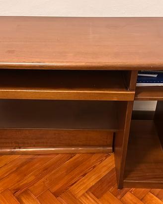 Scrivania in legno massello fatta da falegname