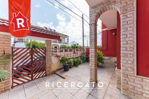 Appartamento di 300 m² con più di 5 locali e box a