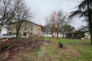 Casa indipendente di 600 m² con più di 5 locali a 