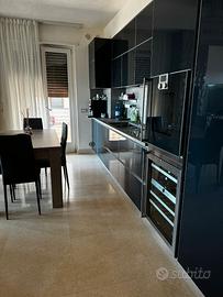 Appartamento con terrazzo vista mare e box auto