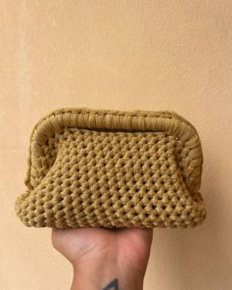 Pochette Oro: Eleganza Fatta a Mano