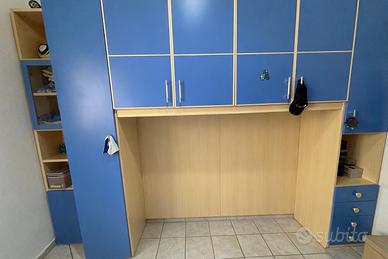 Cameretta con armadio a ponte blu e legno chiaro