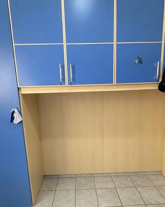 Cameretta con armadio a ponte blu e legno chiaro