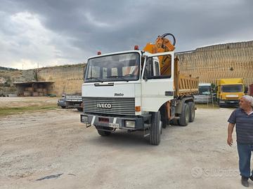 Iveco 330-36 con gru