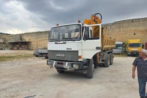 Iveco 330-36 con gru