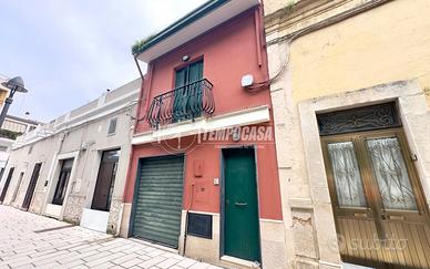 CENTRO - CASA INDIPENDENTE CON PATIO RETROSTANTE