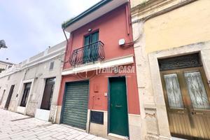 CENTRO - CASA INDIPENDENTE CON PATIO RETROSTANTE