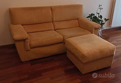 Divano antimacchia due posti con pouf