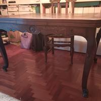 Tavolo francese con sedie