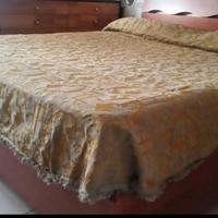 Copriletto antico tessuto a telaio