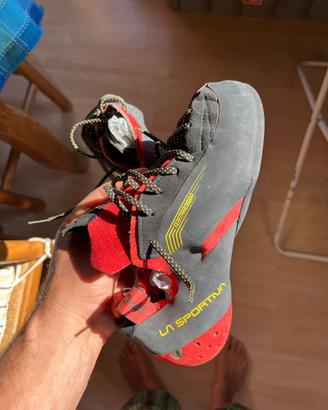 Scarpette da arrampicata la sportiva testa rossa