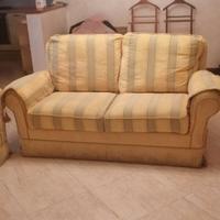 Due divani da rifoderare a 50€ l'uno