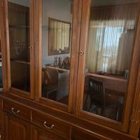 CREDENZA IN NOCE CON VETRINETTE
