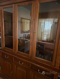 CREDENZA IN NOCE CON VETRINETTE